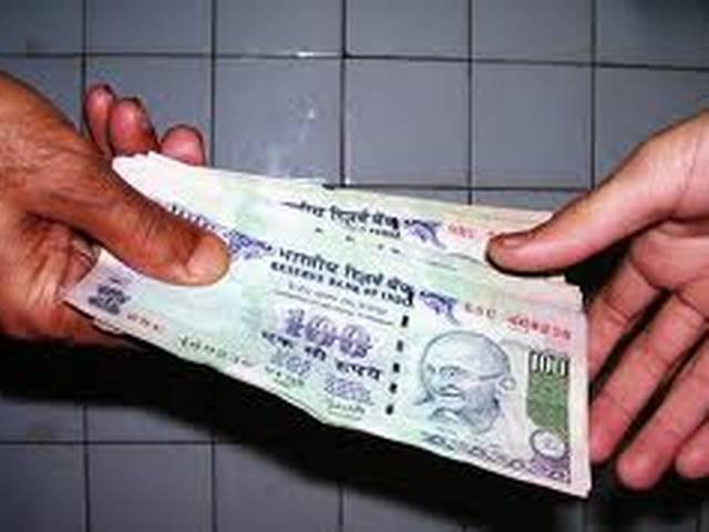 ग्वालियर में रेलवे का इंजीनियर रिश्वत लेते पकड़ाया Railway engineer taking bribes detained