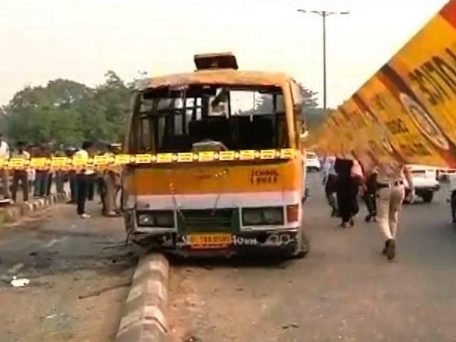 दिल्ली में ऑफिस के लोगों से भरी बस पलटी, 1 की मौत delhi_bus_accident