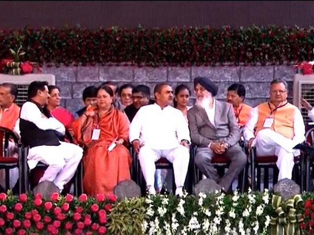 मुख्यमंत्री पद पर देवेंद्र फडणवीस की ताजपोशी, नौ मंत्रियों संग ली शपथ Devendra Fadnavis sworn in as chief minister of Maharashtra