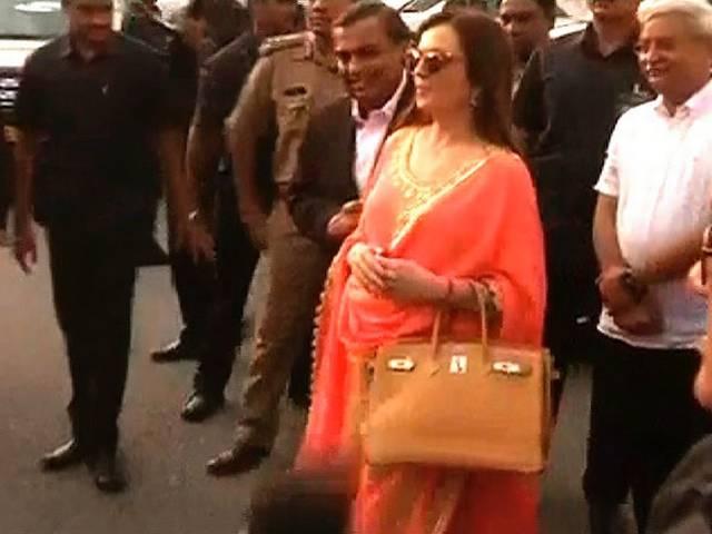 वाराणसी में नीता अंबानी ने मनाया जन्मदिन, लाखों की कीमत का काटा बर्थ डे केक ambani celebrate birthday in varansi