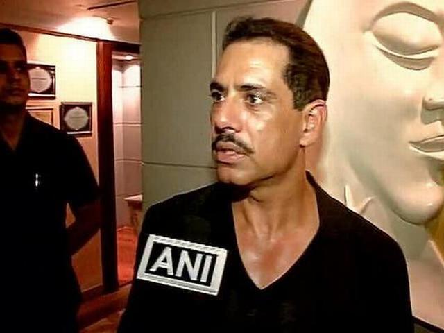 रॉबर्ट वाड्रा ने की मीडिया से बदसलूकी, जमीन सौदों के सवाल पर रिपोर्टर के माइक पर हाथ मारा robert wadra