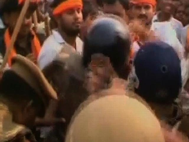 मथुरा झड़प: 500 के खिलाफ मामला दर्ज, 10 गिरफ्तार mathura-protest-arrest