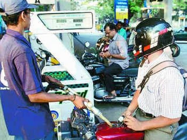 बिना हेलमेट और सीटबेल्ट के चालकों को पेट्रोल पम्पों न दें ईधन: परिवहन आयुक्त prtrol will not b given who do not wear halmet, seat belt
