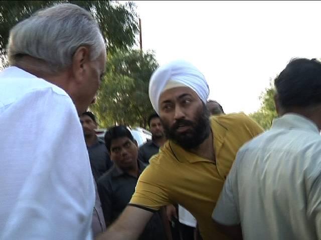 बिल्डर की गुंडागर्दी: 150 से ज्यादा लोगों के साथ धोखाधड़ी ! builder