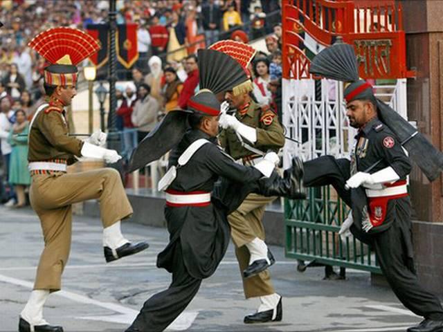 धमाके के बाद वाधा बॉर्डर के बीटिंग रीट्रीट में भारतीय सैलानी भी हुए शामिल WAGHA BORDER