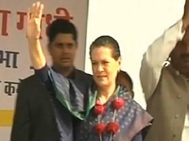 सोनिया की विदेश यात्रा पर सफाई दे सरकार: जोशी सोनिया की विदेश यात्रा पर सफाई दे सरकार: जोशी
