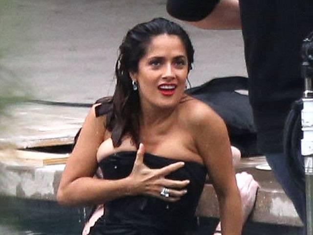 फोटोशूट में बड़े वॉडरोब-मालफंक्शन का शिकार होते-होते बचीं सलमा Salma Hayek struggles to contain strapless gown during photoshoot