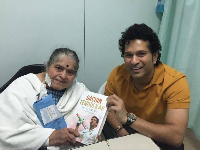सचिन ने किताब की पहली प्रति मां को भेंट की sachin gift first copy of book to mom
