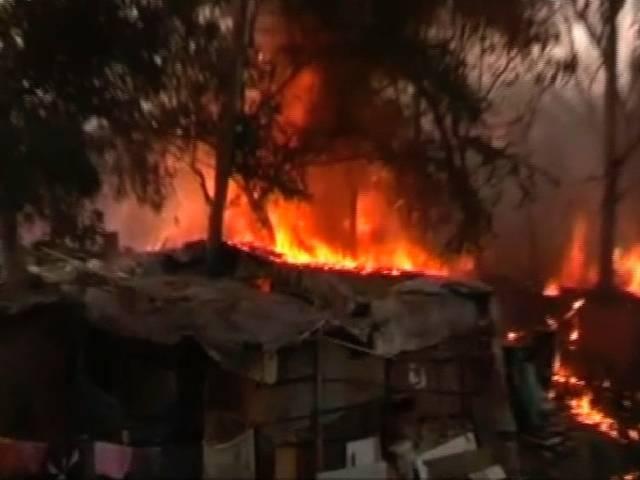 डिफेंस कॉलोनी इलाके में झुग्गी बस्ती में आग, 150 झुग्गियां जलकर राख fire in defence colony