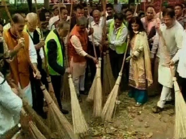 पहले कूड़ा फैलाकर झाड़ू लगाने के विवाद में फंसे दिल्ली बीजेपी अध्यक्ष और शाजिया इल्मी DELHI bjp president