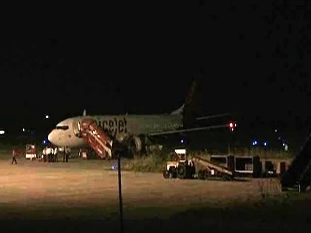 सूरत एयरपोर्ट पर भैंस से टकराया स्पाइस जेट का विमान surat_airport_plane
