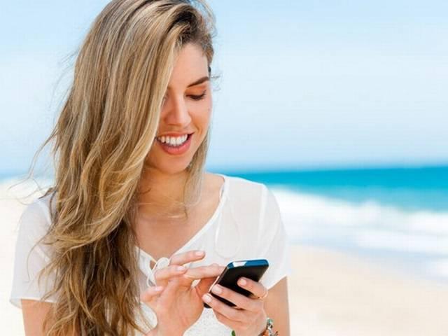 स्पेन के लोगों को यात्रा में स्मार्टफोन से लगाव Spain_Smartphone_Travelling_