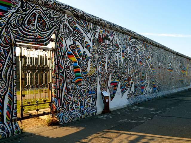 बर्लिन दीवार ढहने के 25 वर्ष पूरे होने का जश्न मना रहा है जर्मनी Collapse of the Berlin Wall is celebrating by Germanyafter 25 years