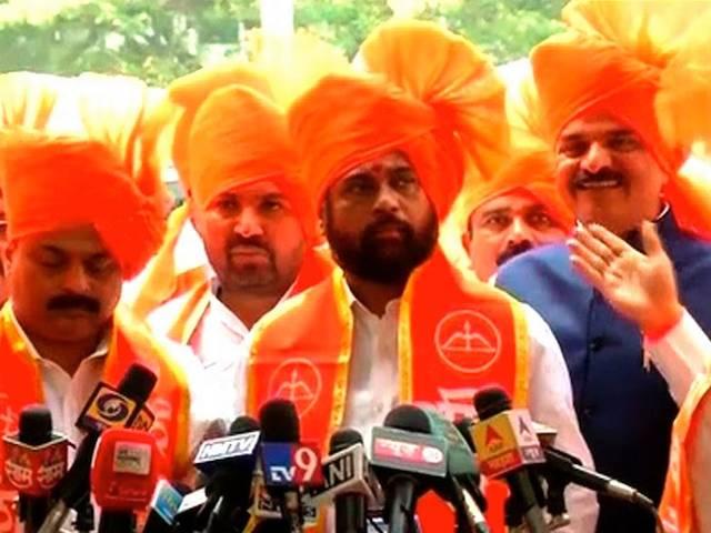 महाराष्ट्र: विपक्ष की बेंच पर जाकर बैठे शिवसेना विधायक fadanvees_confidence_motion