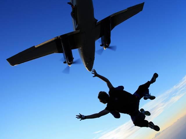 आसमान से छलांग लगाकर अमेरिकी महिला ने मनाया 100वां जन्मदिन US: woman celebrates his 100 birthday by skydiving