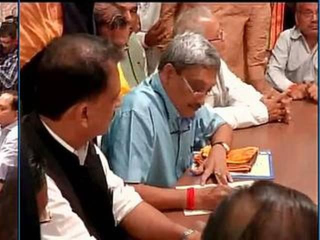 रक्षामंत्री पर्रिकर ने लखनऊ से राज्यसभा का पर्चा भरा parirkar_files_nominatiion_for_rs