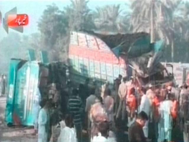 पाकिस्तान में बस और ट्रक की सीधी भिड़ंत में 50 की मौत pakistan bus accident