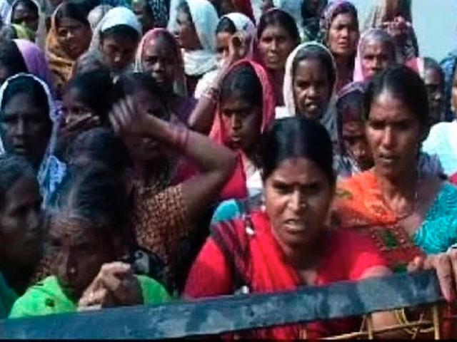 नसबंदी के बाद मृतकों की संख्या 11 हुई, चार अधिकारी निलंबित 11 women die after sterilisation surgery