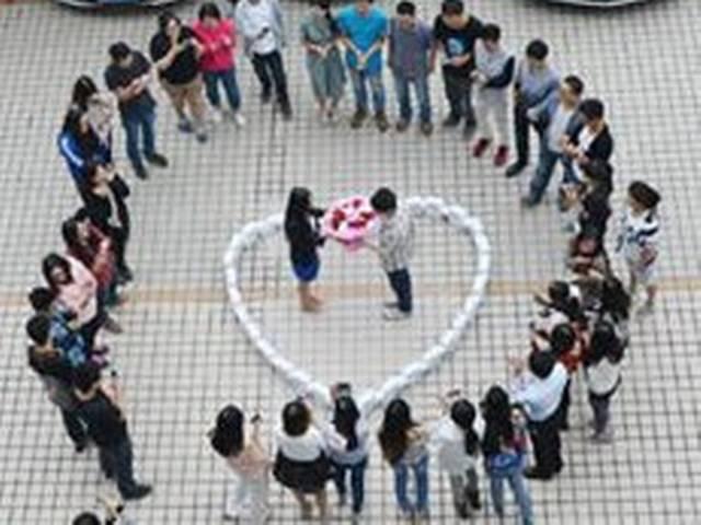 52 लाख के 99 iPhone-6 के साथ किया प्रपोज, गर्लफ्रेंड ने किया रिजेक्ट He Proposed With a Heart Made of 99 iPhone 6s. She Said No