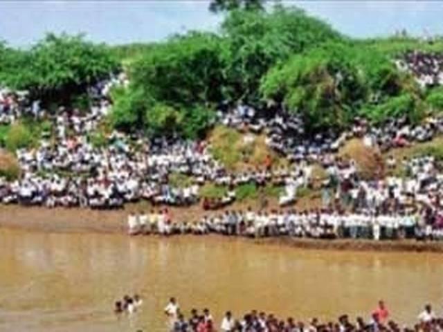 जहां नदी में तैरते हैं नवजात! purna-river-new-born-baby