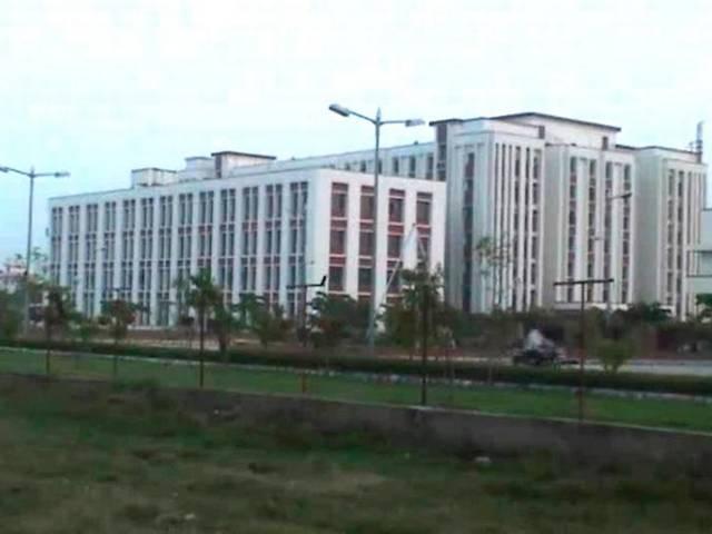 क्या स्मृति की ज़िद से वाराणसी ट्रॉमा सेंटर का उद्घाटन रुका है! Varanasi Trauma Centre controversy