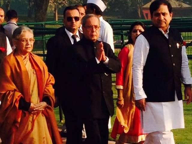 नेहरू की 125वीं जयंती पर सोनिया, राहुल सहित कई नेताओं ने दी श्रद्धांजलि Former PM Dr Manmohan Singh, Sonia Gandhi, Rahul Gandhi arrives at Shanti Vana to pay tributes to Pandit Nehru