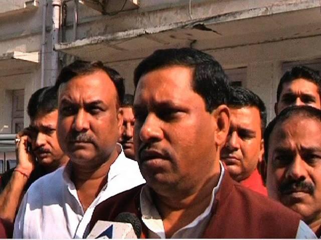 शिक्षा राज्यमंत्री की मार्कशीट 'फर्जी', 420 का केस दर्ज minister Ram Shankar Katheria accused of forging his graduation marksheet