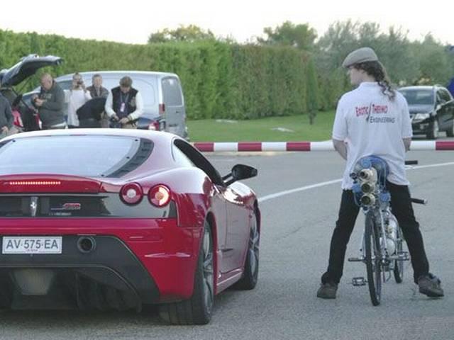 MUST WATCH: साइकिल से हारी 'फरारी', वायरल हुआ वीडियो Bicycle and Ferrari compete in an unbelievable race