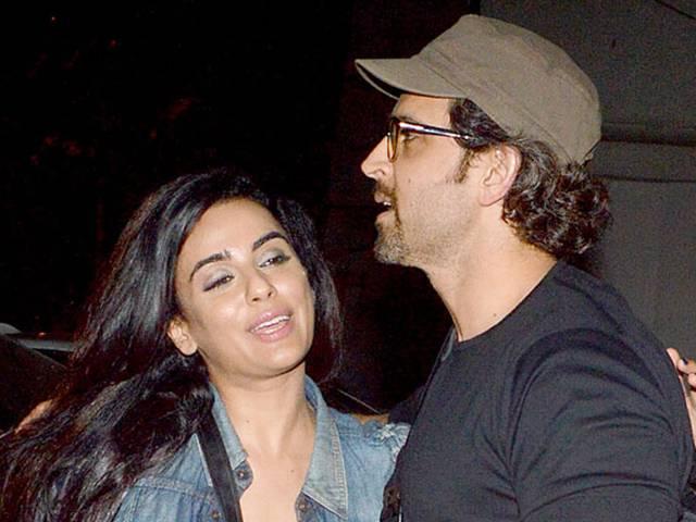 कौन हैं ऋतिक रोशन की 'मिस्ट्री गर्ल'? hrithik_hugs_a_girl