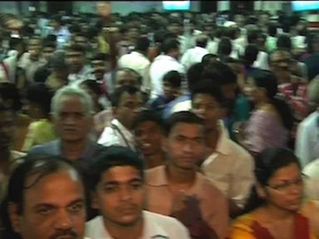 मुंबई में लोकल ट्रेनों का संचालन सुचारू हुआ मुंबई में लोकल ट्रेनों का संचालन सुचारू हुआ