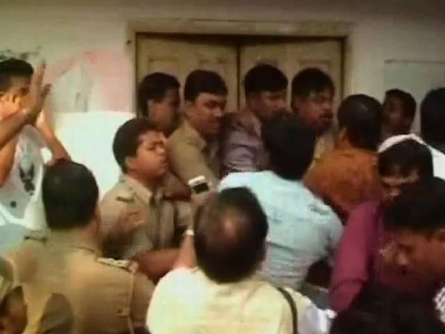 कांग्रेस और तृणमूल कांग्रेस के कार्यकर्ताओं के बीच झड़प में तीन घायल clash between congress tmc