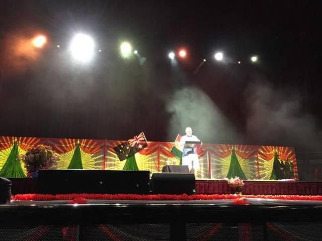 LIVE: पीएम ने सिडनी में कहा, 'ये मोदी नहीं, देश के लिए प्यार है' Prime Minister Modi depart from Brisbane to Sydney