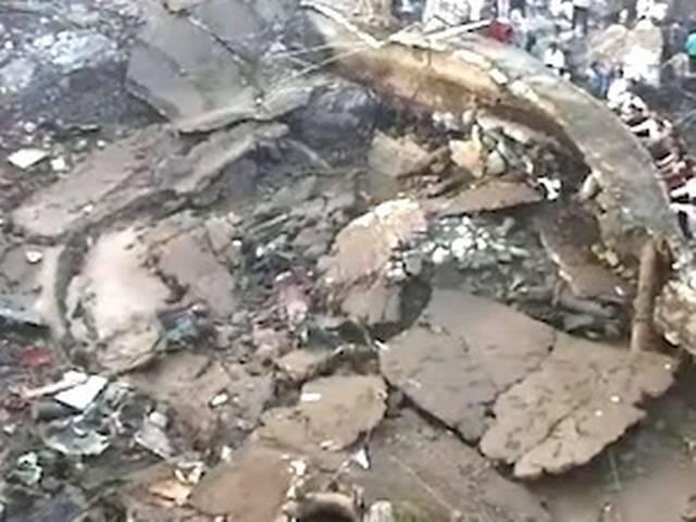 भोपाल में पानी की टंकी गिरी, सात लोगों की मौत भोपाल में पानी की टंकी गिरी, सात लोगों की मौत