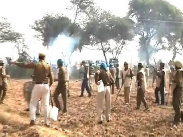 ABP LIVE: संत रामपाल के आश्रम के बाहर ABP न्यूज़ पर पुलिस का हमला abp_live