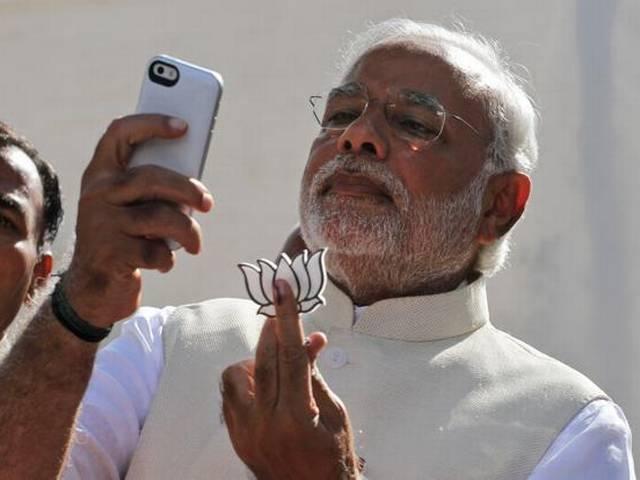 फोटोग्राफर बने पीएम मोदी, बच्चों की खींची तस्वीरें Photographer Modi and Tony Abbott