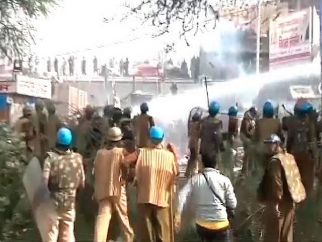 हरियाणा: पुलिस ने मीडियाकर्मियों को निशाना बनाया Clashes at the ashram of controversial godman Rampal in Haryana