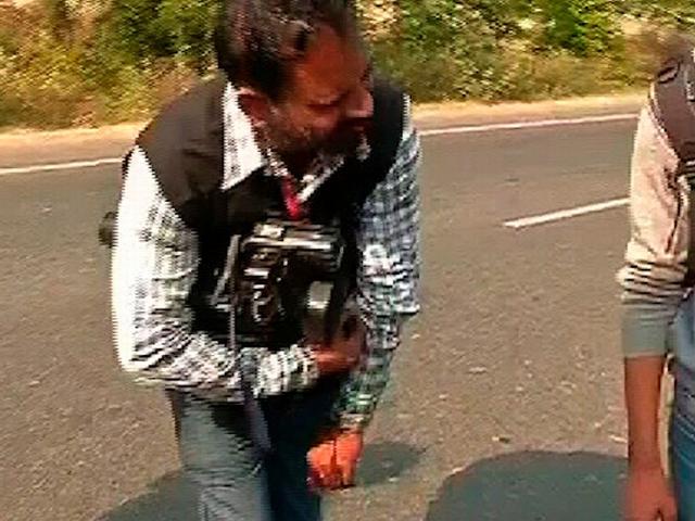 रामपाल विवादः पुलिस की बेशर्मी, मीडिया पर किया हमला police attack on media person