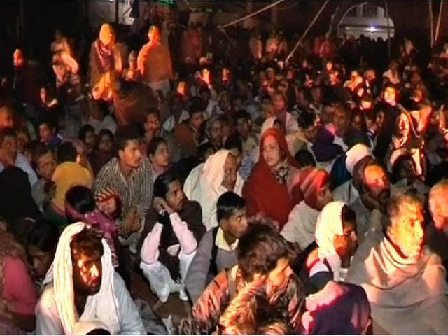 हिसार में रामपाल के आश्रम से 15 हजार लोगों को निकाला गया, चार लोगों की मौत का दावा hisar_rampal_arrest