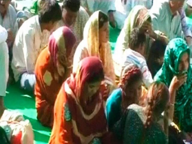 खाप पंचायतों का फरमान, लड़कियों के फेसबुक, व्हाट्स अप, मोबाइल, इंटरनेट इस्तेमाल करने पर लगाई रोक khap