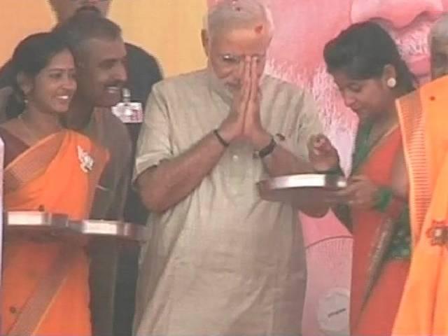 मोदी ने इंदिरा गांधी को श्रद्धांजलि दी modi remembers indira on her anniversary