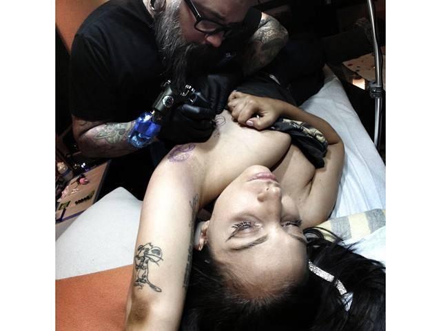 गागा ने किया टैटू का वीडियो जारी lady gaga shares her tattoo video