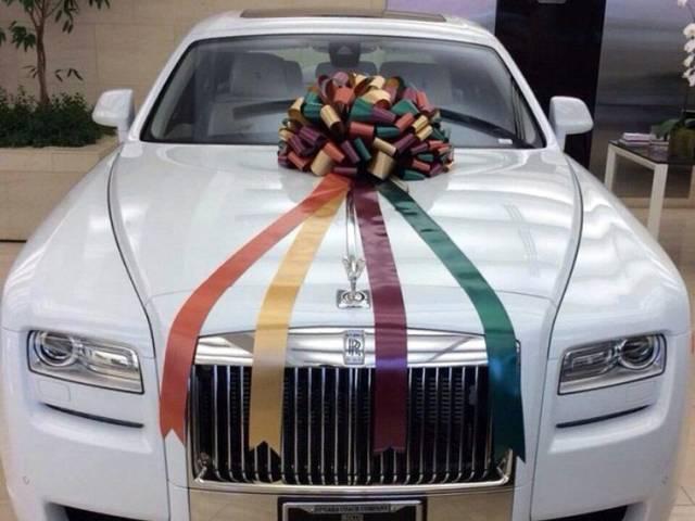 सलमान ने बहन को तोहफे में दी चार करोड़ की कार Salman Khan gifts Rolls-Royce Phantom to newly-wed couple Arpita and Aayush