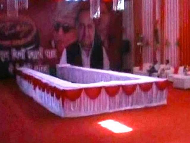 मुलायम का बर्थडे: शाही बग्घी, 75 फीट लंबा केक और ठुमकों से सजी रात Mulayam Singh Yadav Birthday