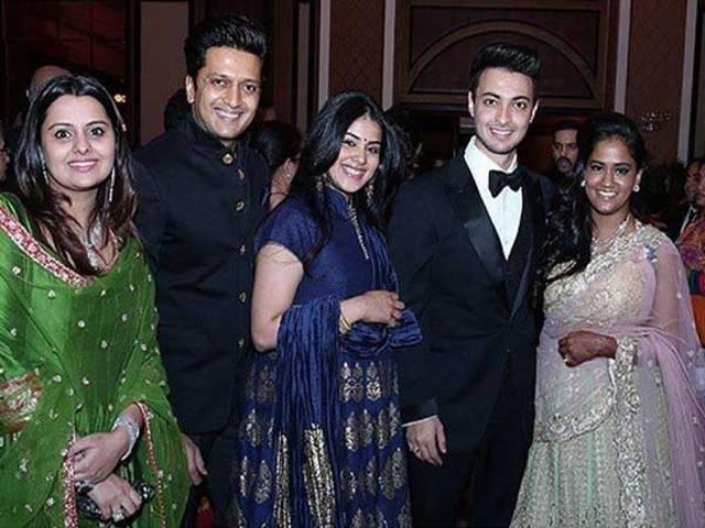 सलमान की बहन अर्पिता की शादी का रिसेप्शन, सितारों का लगा मेला Arpita Khan and Aayush Sharma wedding reception