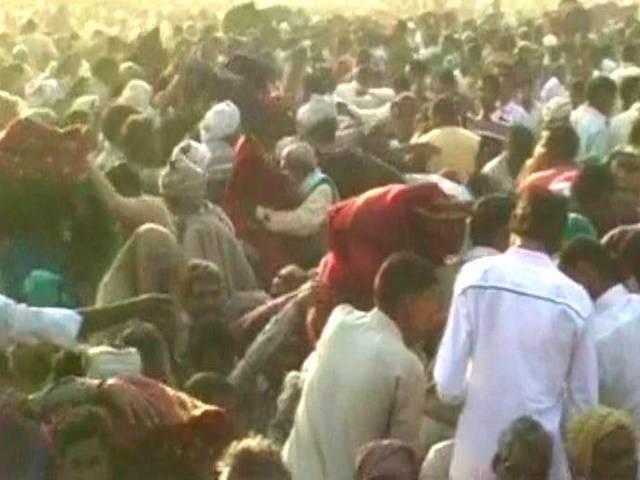 मुलायम के जन्मदिन समारोह में कम्बल वितरण के दौरान भगदड़: एक महिला की मौत mulayam singh yadav_birthday