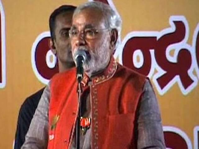 सोनिया के गुजरात दौरे पर नरेंद्र मोदी ने ली चुटकी सोनिया के गुजरात दौरे पर नरेंद्र मोदी ने ली चुटकी