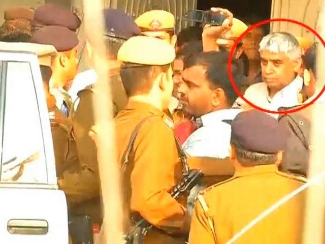 रामपाल ने खोला आश्रम का लॉकर, मिले नकदी, हथियार, बुलेट प्रूफ जैकेट rampal arrested