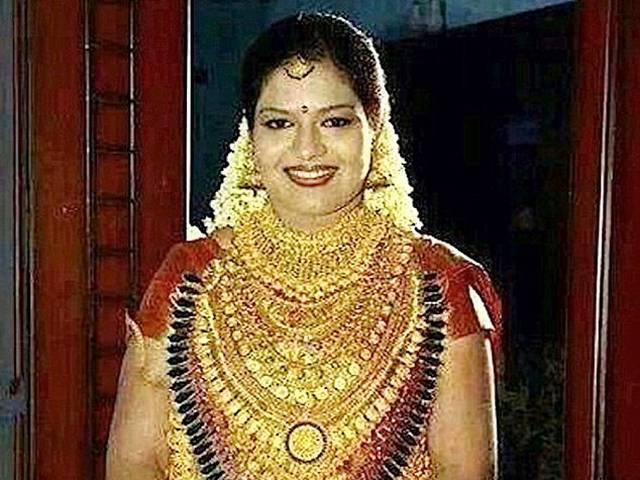 दुल्हन है या 'सोने की गुड़िया'! Indian bride wears £400,000 of jewellery on her wedding day