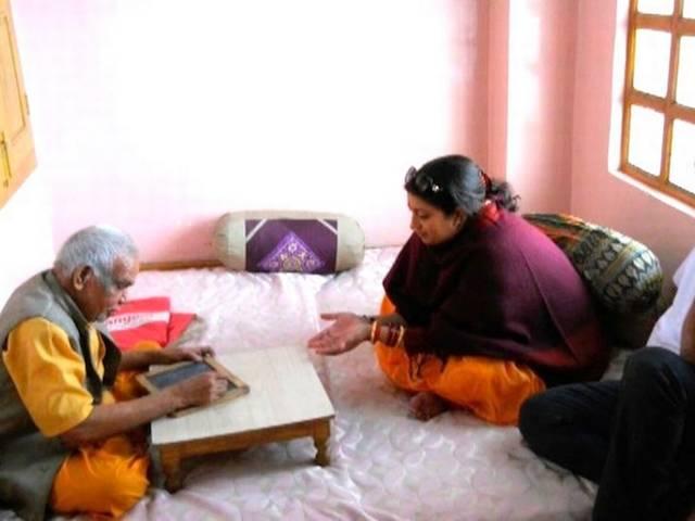 स्मृति ईरानी का हाथ देख ज्योतिषी ने कहा, एक दिन देश की राष्ट्रपति बनेंगी! Smriti Irani Bhilwara