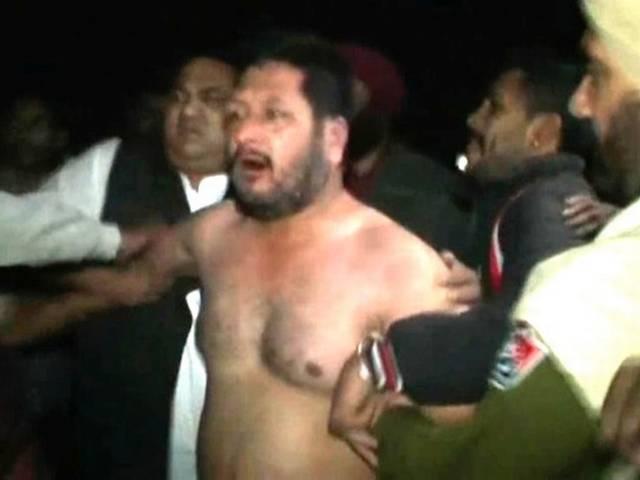 पुलिस वाले को भीड़ ने बीच सड़क पर पीटा Beaten by a crowd of police on the street